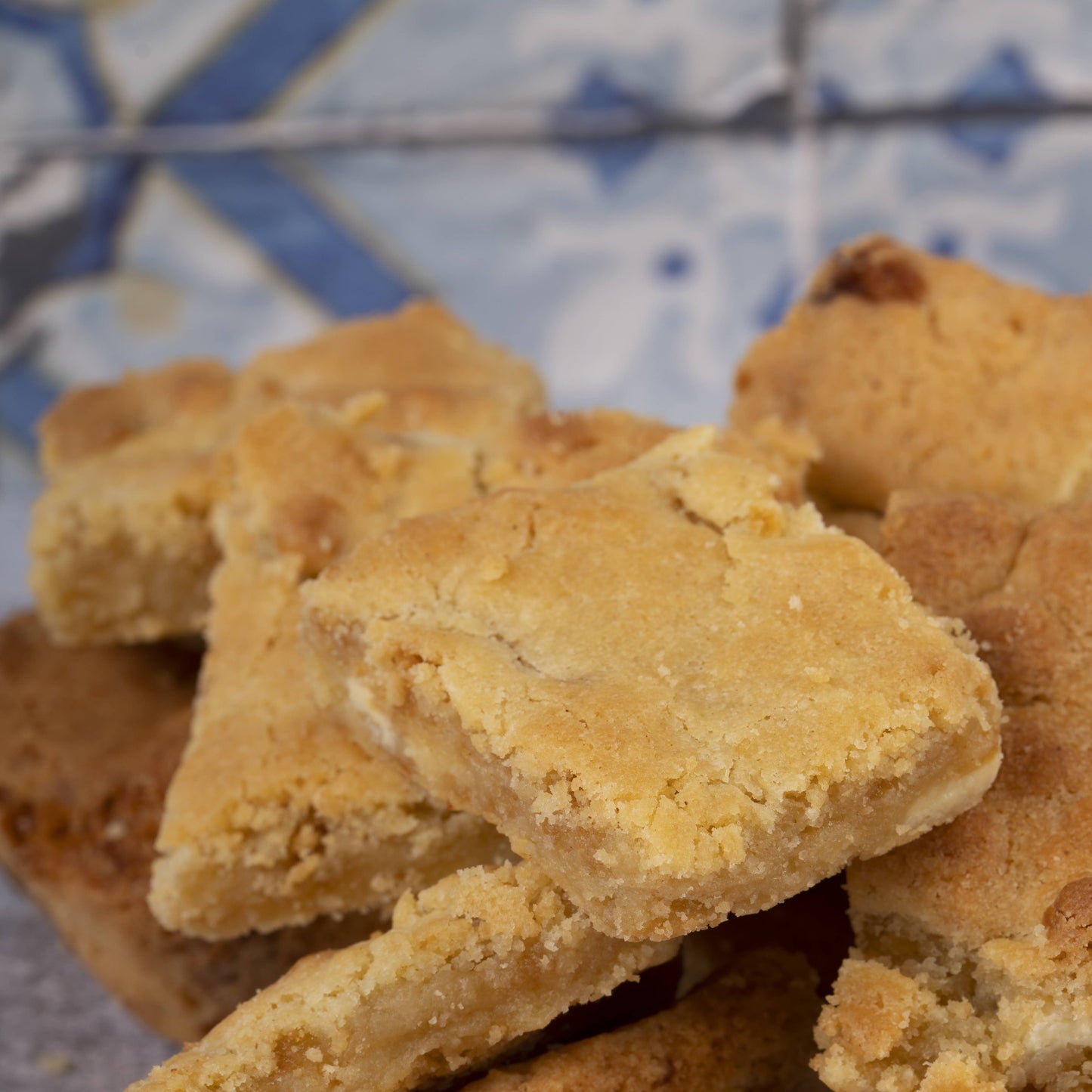 The Bottled Baking Co White Choc & Honeycomb Blondie Mix